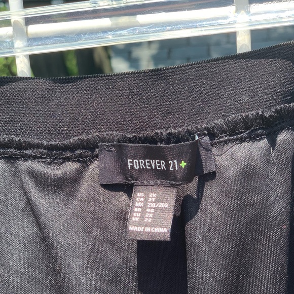 Black tulle skirt with silver beads - Picture 5 of 5